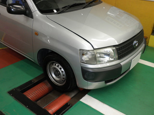 ピット内で点検を受ける車